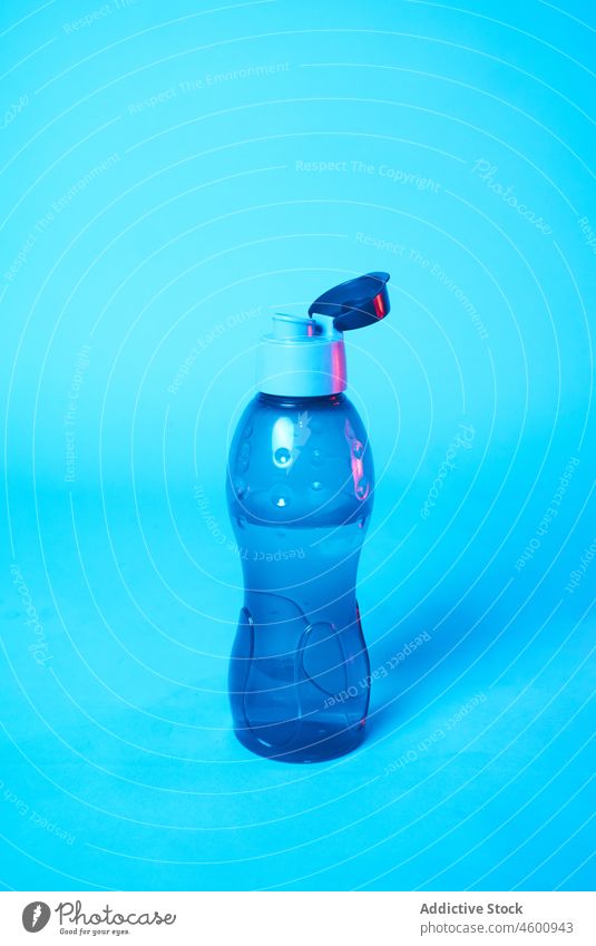 Wasserflasche auf blauem Hintergrund Flasche Atelier Kunststoff Erfrischung offen aqua liquide farbenfroh Gesunder Lebensstil Farbe durchsichtig Durst aktiv