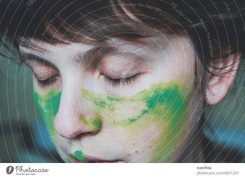Stimmungsvolles Porträt einer jungen Frau mit grün bemaltem Gesicht Depression deprimiert hoffnungslos emotional gefühlsbetont intensiv Psychologie menschlich