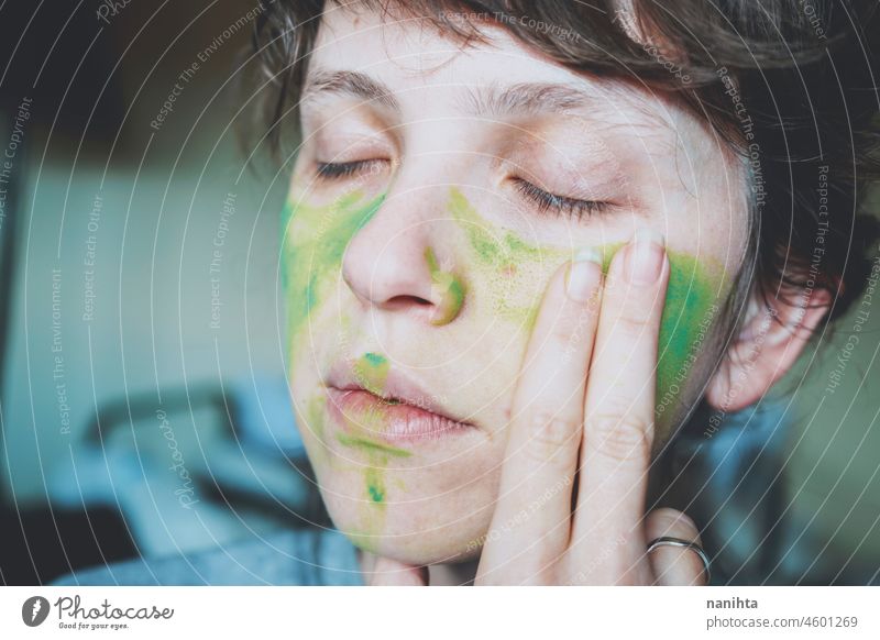 Stimmungsvolles Porträt einer jungen Frau mit grün bemaltem Gesicht Depression deprimiert hoffnungslos emotional gefühlsbetont intensiv Psychologie menschlich