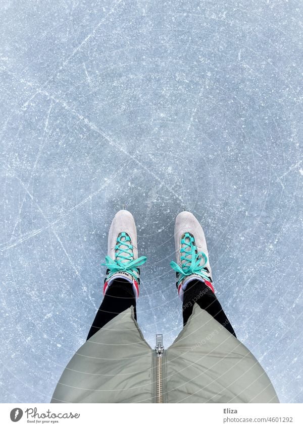 Die Beine einer Frau mit Schlittschuhen auf einer Eislaufbahn Eislaufen Schlittschuhlaufen Winter Eisfläche Wintersport Freizeit & Hobby Eislaufplatz