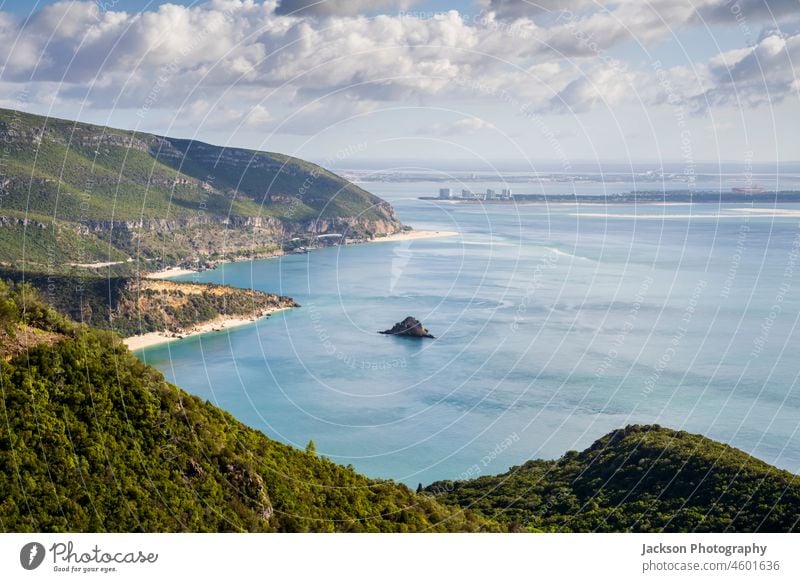 Schöne Küste des Naturparks Arrabida, südlich von Lissabon, Alentejo, Portugal Park arrabida Landschaft atlantisch MEER Meer sonnig wolkig grün Strand troia