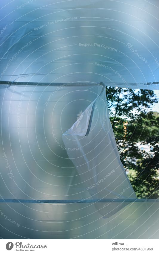 Schlechte Planung - hier reißt was ein! Plane eingerissen Loch Fenster Schutzfolie Staubschutz Folie Blick auf die Natur Abdeckung Kunststoff Bauplane