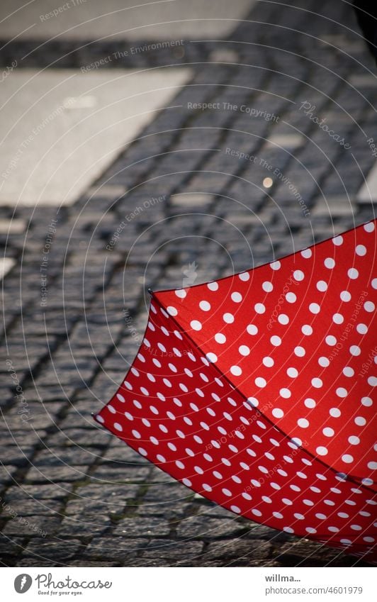 Roter Schirm mit weißen Punkten. Cover des neuen Psychokrimis 'Fallschirm und Fluchtpunkt. Regenschirm rot weiße Punkte gepunktet Außenaufnahme Farbfoto