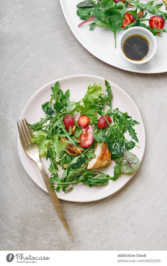 Rucolasalat mit gegrilltem Hähnchen und Erdbeeren Salatbeilage Gesundheit Teller Geschmackskombination ungewöhnlich Feinschmecker Kochen Lebensmittel Mahlzeit