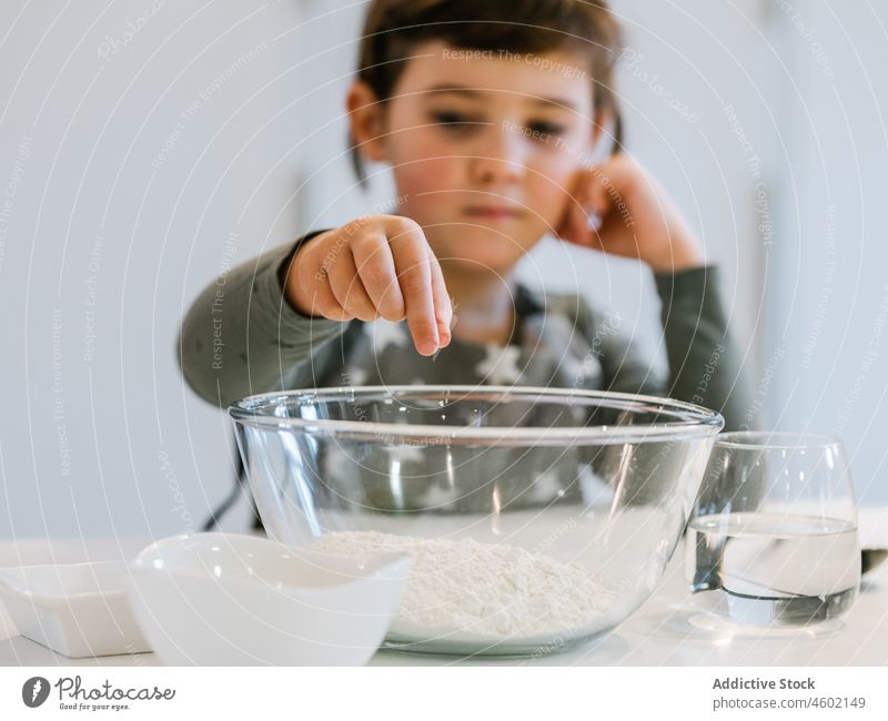 Mädchen bereitet Mehl für Gebäck vor Küche Koch kulinarisch Kind Bestandteil heimwärts heimisch Helfer vorbereiten Schalen & Schüsseln Schürze Lebensmittel Glas