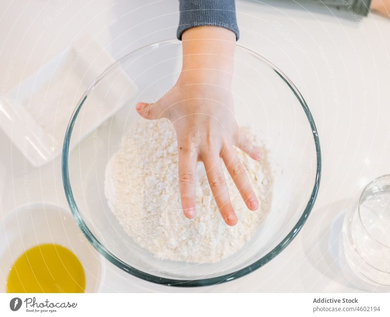 Ernte Kind Hand auf Mehl Koch Bestandteil kulinarisch Gebäck vorbereiten Bäckerei eingießen Teig Schalen & Schüsseln Küche Erdöl Tasse Rezept Lebensmittel Glas