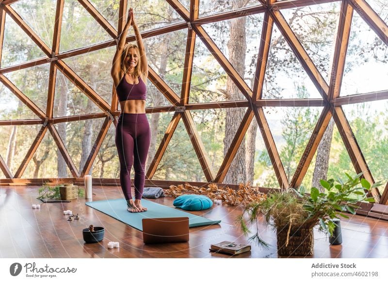 Positive Frau, die im Studio Yoga übt Asana Sitzung üben Gesunder Lebensstil Training Wellness Achtsamkeit Atelier passen Körperhaltung Sportbekleidung