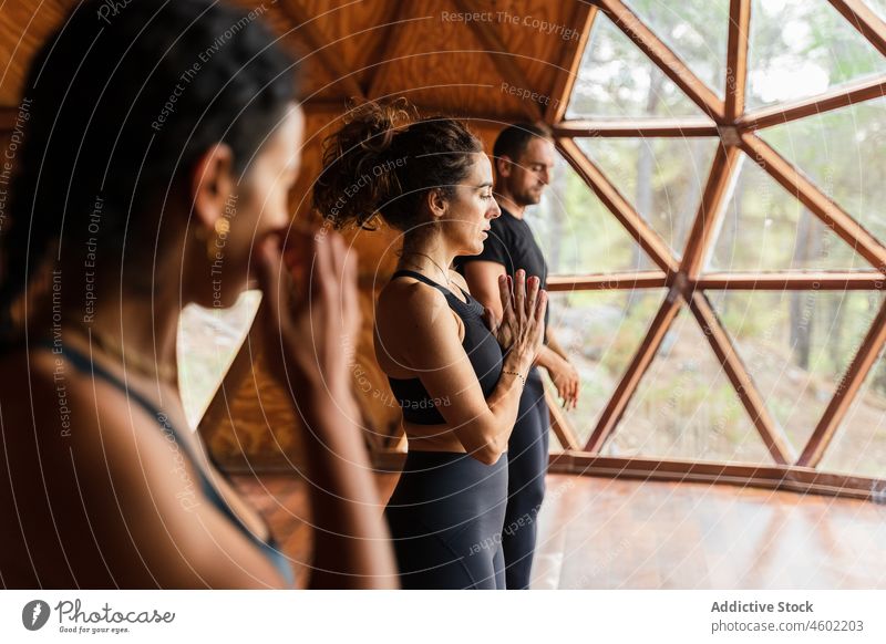 Frau übt Yoga mit Freunden im Studio Frauen Namaste salutieren Asana Sitzung üben Gesunder Lebensstil meditieren Wellness Achtsamkeit passen beweglich Training