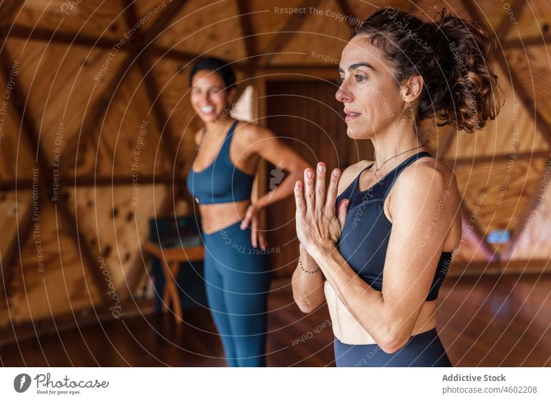 Frauen üben Yoga im Studio Namaste salutieren Asana Sitzung Gesunder Lebensstil meditieren Wellness Achtsamkeit passen beweglich Training Körperhaltung
