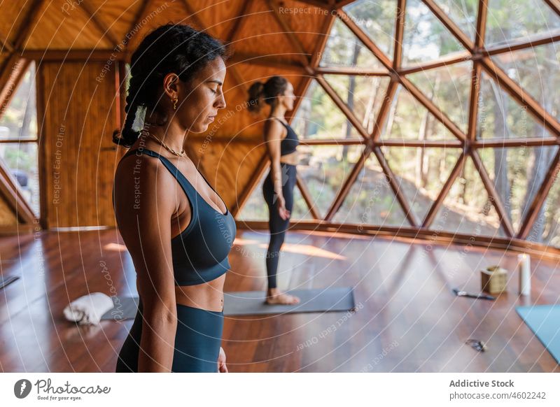 Frauen üben gemeinsam die Bergpose Berg-Pose tadasana meditieren Yoga Asana Sitzung Gesunder Lebensstil Wellness Achtsamkeit passen beweglich Körperhaltung