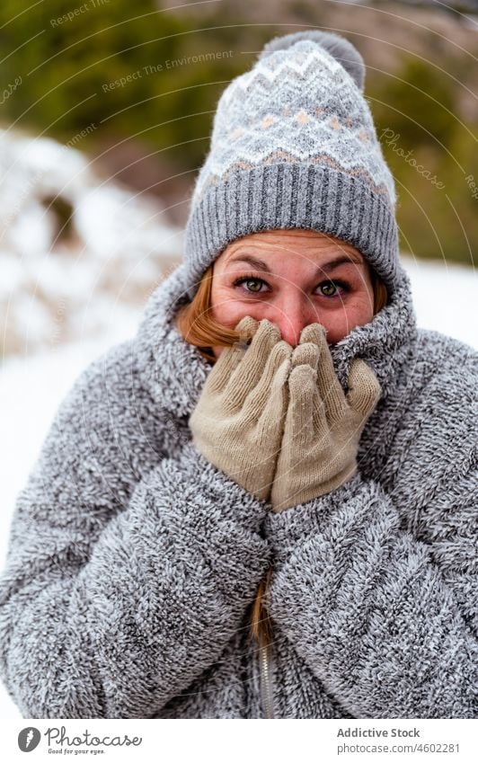 Frierende Frau mit warmer Kleidung in winterlicher Natur Winter warme Kleidung Wälder Deckel Mund Spaß Handschuh Winterzeit Schnee gestrickt aufgeregt Frost