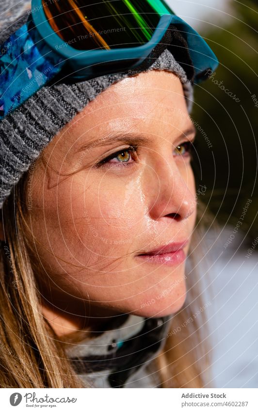 Junge Frau in warmer Sportkleidung mit Mütze und Skimaske Winter kalt weinen Mundschutz aktiv Aktivität Saison Skifahrer Träne warme Kleidung traurig