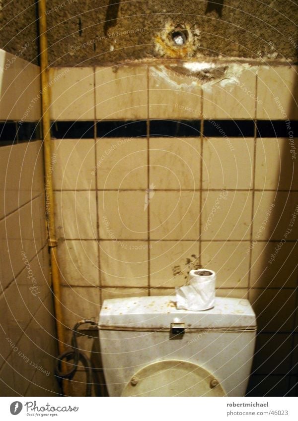 scheiss haus! Toilette dreckig defäkieren urinieren Müll Papier Toilettenpapier Muster Bad Haus Keramik Wand spülen Reinigen Raumpfleger Luft schlecht Urin