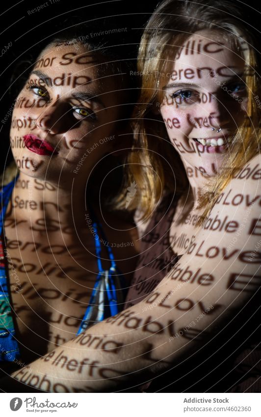 Charmante Frauenverkleidung mit Text Projektor leuchten Konzept Deckblatt Wort Aufschrift Liebe gießen Zahnfarbenes Lächeln jung Dame dunkel Schatten Glück