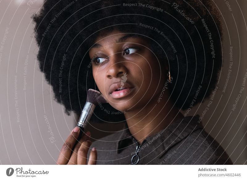Schwarze Frau nimmt Schönheitsvideo auf Make-up Tutorial Kosmetik vlog Smartphone Ringlampe Pulver Video Blog soziale Netzwerke online Afro-Look Aufzeichnen