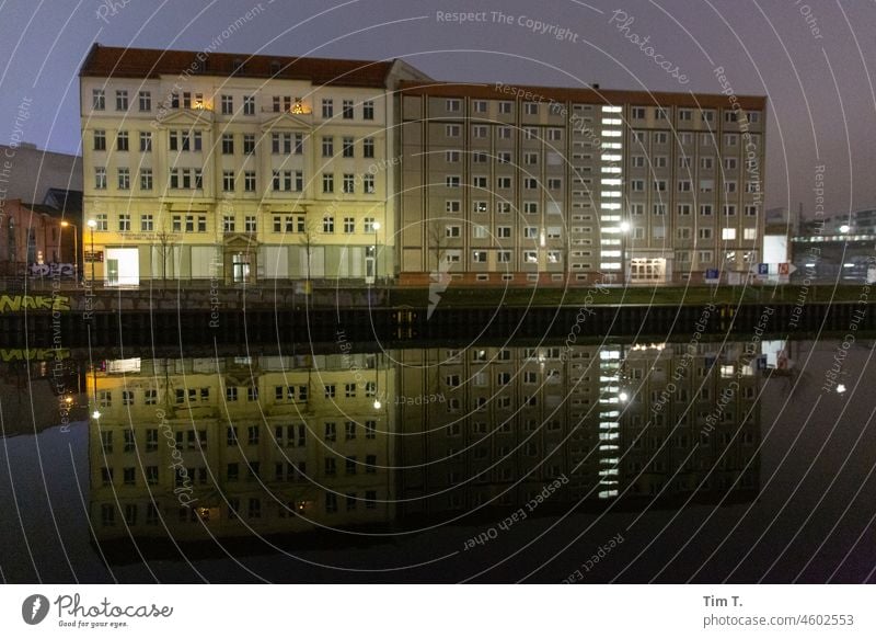 ein Altbau und ein Plattenbau sehen nebeneinander an der Spree Berlin Mitte Nacht River Stadt Hauptstadt Berlin-Mitte Außenaufnahme Architektur Stadtzentrum