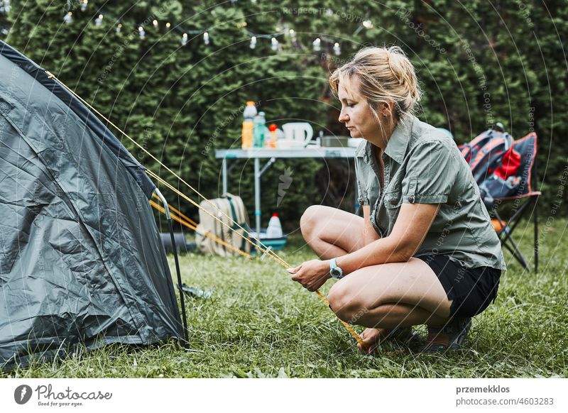 Frau beim Aufbau eines Zeltes auf dem Campingplatz in den Sommerferien. Frau bereitet Campingplatz zum Ausruhen und Entspannen vor Urlaub Ausflug Abenteuer