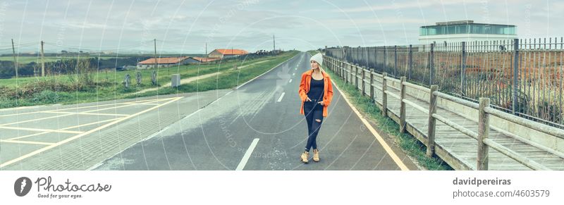 Blick aus dem Inneren des Wohnmobils auf eine Frau, die auf der Straße posiert jung posierend reisen Landschaft Transparente Netz Kopfball Panorama panoramisch
