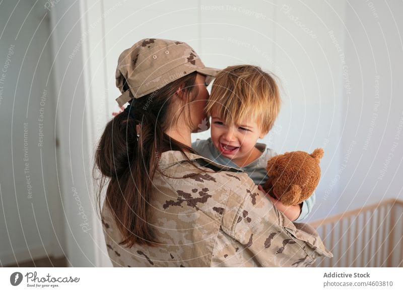 Gesichtslose Militärfrau tröstet weinendes Kind Mutter Sohn Soldat Armee Pflicht Junge Mutterschaft Konsole Umarmung verärgert Patriotin niedlich Frau Liebe