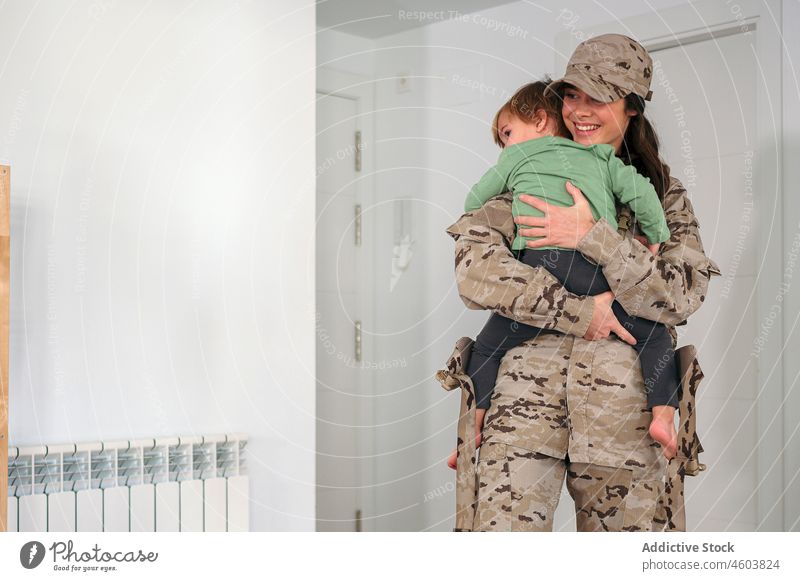 Militärfrau mit gesichtslosem Sohn Mutter Soldat Armee Pflicht Junge Mutterschaft Patriotin Bonden Kind niedlich Frau Liebe Zusammensein Kinderbetreuung