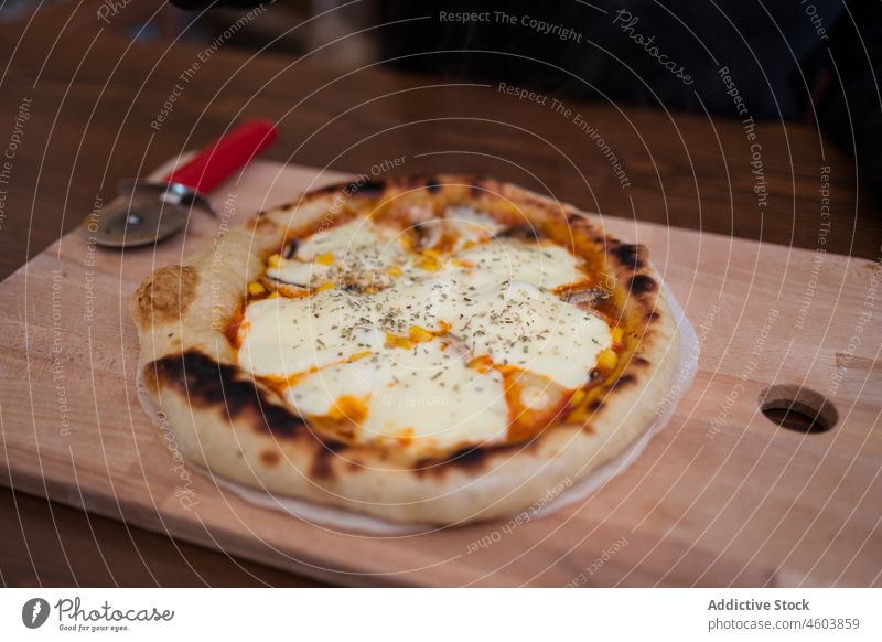 Heiß gebackene Pizza mit Mozzarella-Käse Verdunstung italienische Küche selbstgemacht kulinarisch Mahlzeit Lebensmittel dienen geschmackvoll lecker