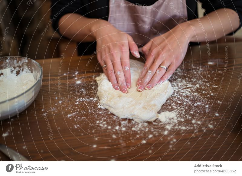Anonyme Frau knetet Teig für Pizza Koch kneten Teigwaren Küche kulinarisch selbstgemacht roh Haushalt vorbereiten Küchenchef Tisch Schürze Prozess Licht Dame