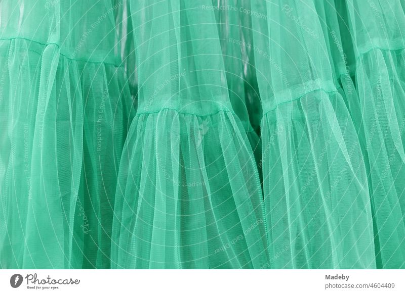 Transparente grüne Röcke und Kleider im Stil der Fünfzigerjahre auf dem Flohmarkt bei den Golden Oldies in Wettenberg Krofdorf-Gleiberg bei Gießen in Hessen