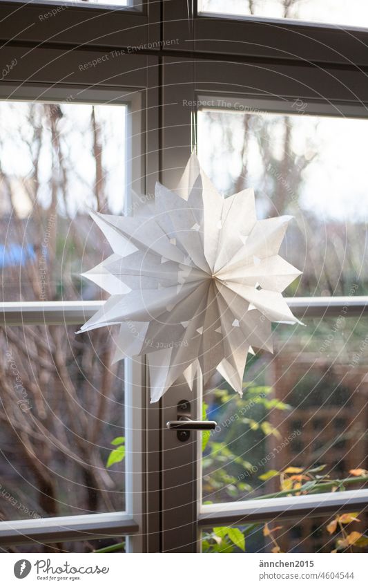 weißer Stern aus Butterbrottüten gebastelt hängt ein an einem weißen alten Sprossenfenster Fenster Licht Weihnachten & Advent Weihnachtsdekoration