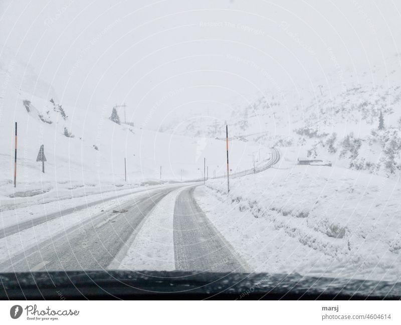 Erschwerte Bedingungen über den Arlbergpass. Schneefahrbahn. Winter Straße schneebedeckte Straße Winterurlaub kalt Landschaft eiskalt Ferien & Urlaub & Reisen