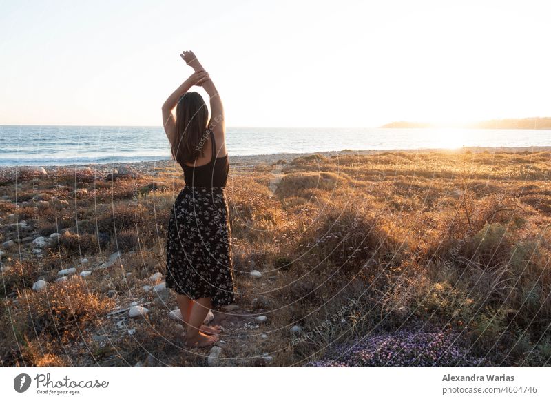 Frau mit langen Haaren im Kleid am Meer bei Sonnenuntergang auf Zypern Frauenkörper Sonnenuntergangsstimmung Meeresufer Meeresküste Sonnenuntergangslicht