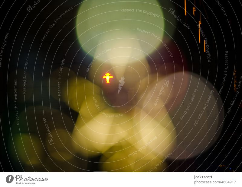 ein Ampelmännchen und die Lichter der Großstadt Fußgängerampel ampelmännchen Piktogramm leuchten Signal Verkehrszeichen Silhouette Reaktionen u. Effekte
