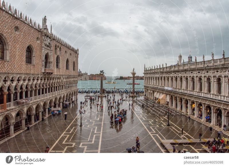 Der Markusplatz in Venedig bei schlechtem Wetter und Flut fluten Regenschirm san marco Quadrat Menschen Barock wolkig laufen Spaziergang Wasser Hochwasser