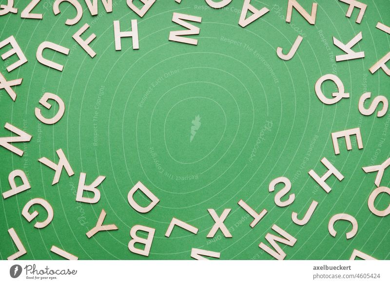 Buchstaben als Rahmen auf grünem Papierhintergrund Hintergrund Design Mischmasch abstrakt Großbuchstaben Wirrwarr Alphabet Wort Text Bildung abc Holz Sammlung
