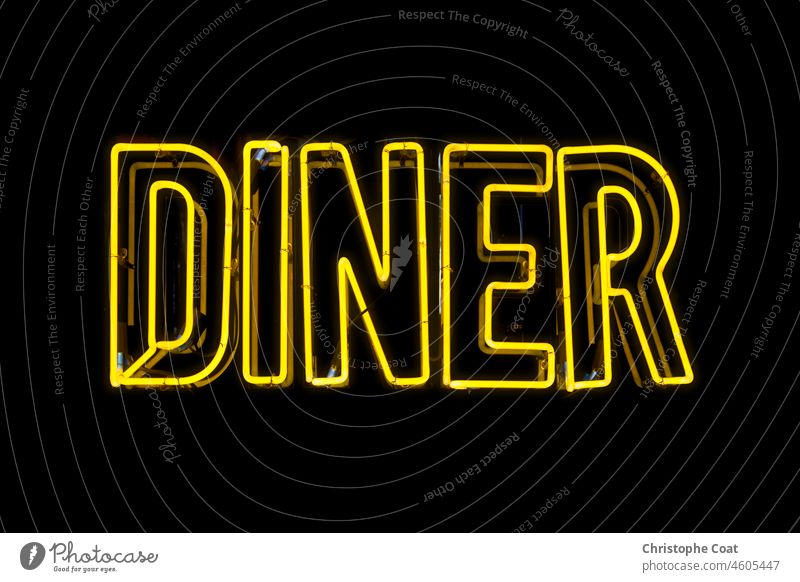 Nahaufnahme einer Neonröhre, die das Wort "Diner" darstellt. USA Großbuchstabe Kommerzielles Zeichen Mitteilung Konzepte Lebensmittel- und Getränkeindustrie