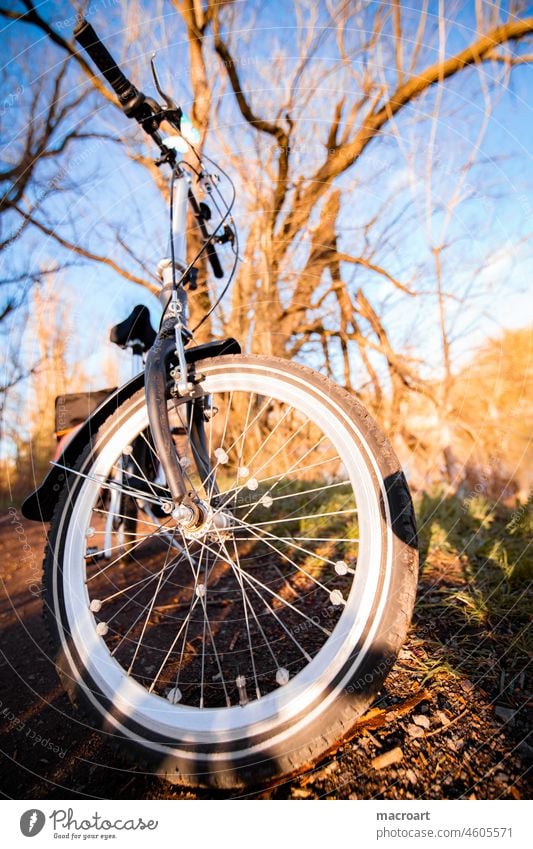 Fahrrad klappfahrrad retro speichen oldschool fischauge weitwinkel aktivität outdoor abendsonne natur lenkrad draußen reifen fahrradreifen lenker