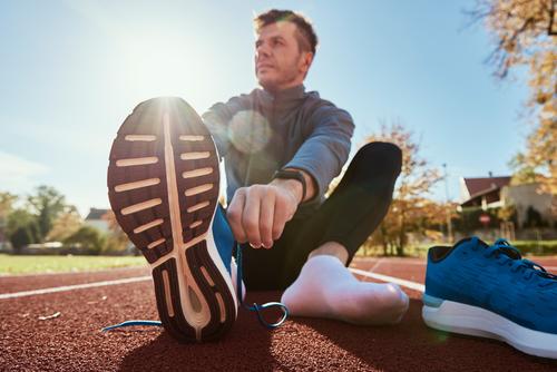 Läuferin macht sich für den Lauf bereit, bindet die Schnürsenkel ihrer Turnschuhe Sport Fitness Schuhe Aktion laufen Training Athlet im Freien Joggen
