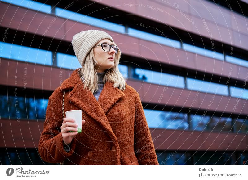 Frau auf der Straße mit Kaffeetasse Großstadt laufen Lifestyle urban Brille Zebrastreifen Tasse trinken Mode Business Imbissbude Stadtleben Mädchen Model lässig