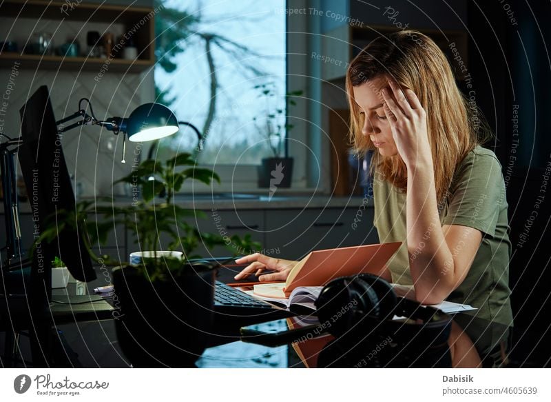 Müde Frau arbeitet spät in der Nacht am heimischen Arbeitsplatz Überarbeitung Burnout aus der Ferne müde Spätwerk Stress Kopfschmerzen Büro Fernarbeit pc