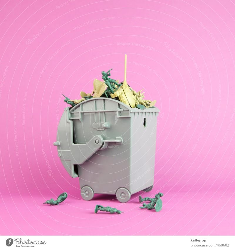 wargames Menschenmenge Kreativität Krieg Krise Kultur Kunst Tod Müll Recycling Soldat Soldatenfriedhof Panzer Spielzeug Statue kriegsspielzeug Armee
