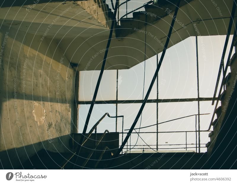 Schönheit liegt im Auge des Betrachters mit Ideen für das neue Treppenhaus Architektur Rohbau Baustelle Kabel Gegenlicht Sonnenlicht Lichteinfall Silhouette