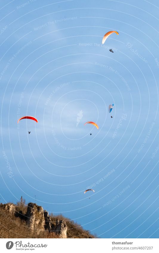 Gleitschirmflieger auf Berg vor blauem Himmel Gleitschirmfliegen Berge Gipfel Blauer Himmel Freizeit & Hobby Berge u. Gebirge Sport Windstille Freiheit Natur