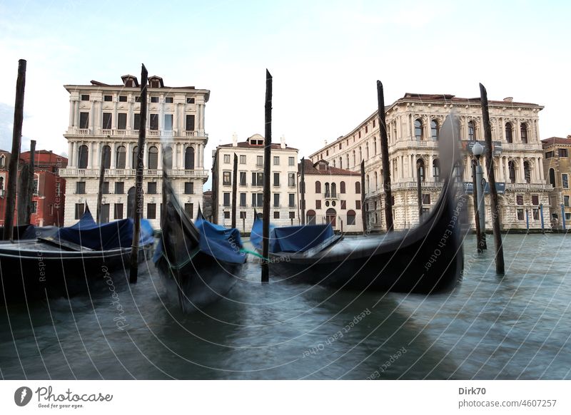 Gondel auf dem Canale Grande im Morgenlicht Venedig Europa Italien Haus Wasser Architektur Himmel Ferien & Urlaub & Reisen Farbfoto Außenaufnahme Tourismus