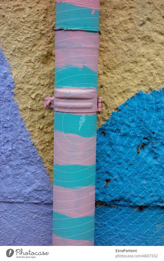 fröhliches Fallrohr Farbe bunt bunt gemischt Wand Regenrinne Rohr Fassade blau lila gelb türkis rosa Linien abstrakt Mauer Strukturen & Formen Design malen