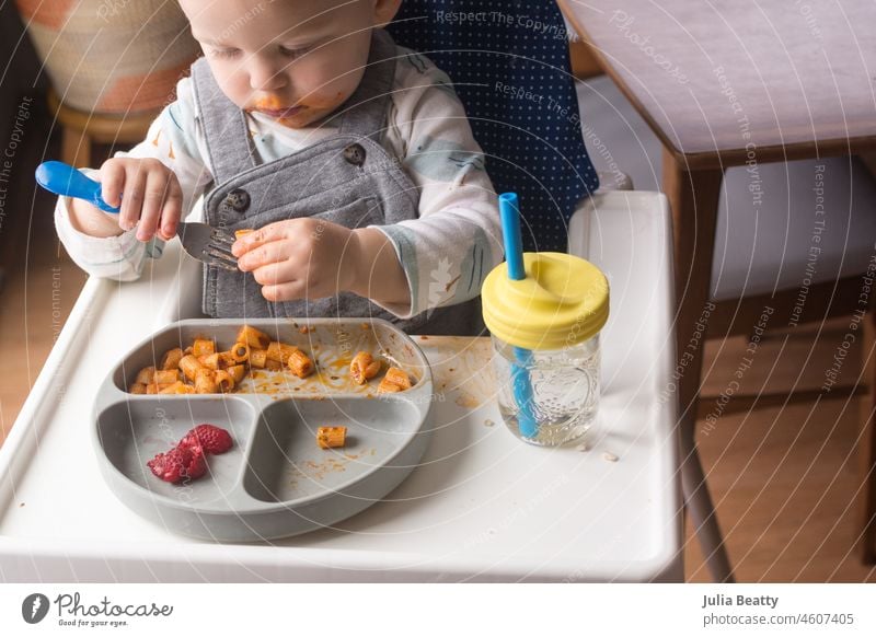 18 Monate altes Kind, das Essen auf eine Gabel legt; Kleinkind, das lernt, Nudeln mit einer Gabel zu essen Baby selbstgemacht Entwöhnung babygeführte Entwöhnung