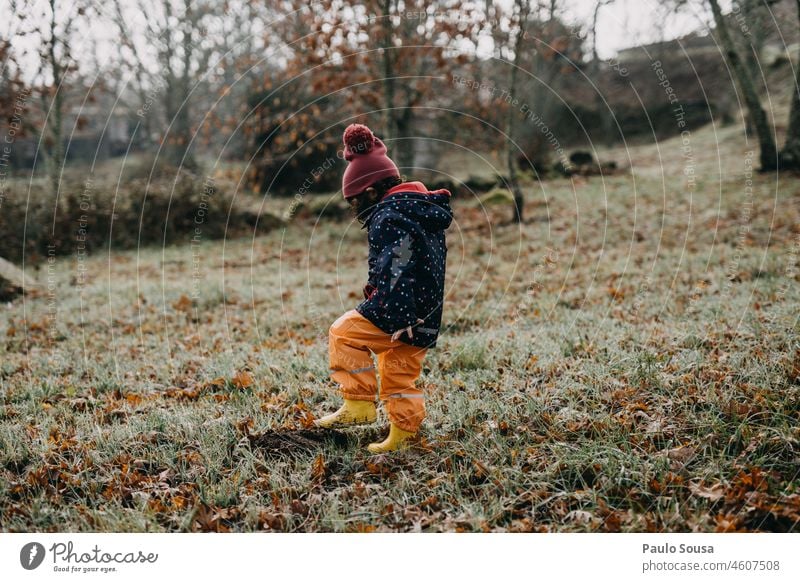 Kind spielt im Freien Mädchen eine Person 3-8 Jahre Kindheit Winter Gummistiefel Mensch Farbfoto Außenaufnahme Spielen Freude Tag Fröhlichkeit 1