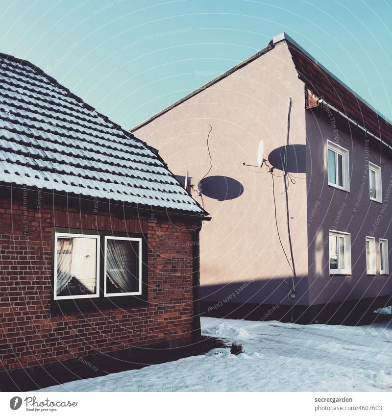 Bester Empfang Architektur satelitenschüssel Fernsehempfang Haus Einfamilienhaus Außenaufnahme sonnig Menschenleer Schnee Winter kalt Himmel minimalistisch