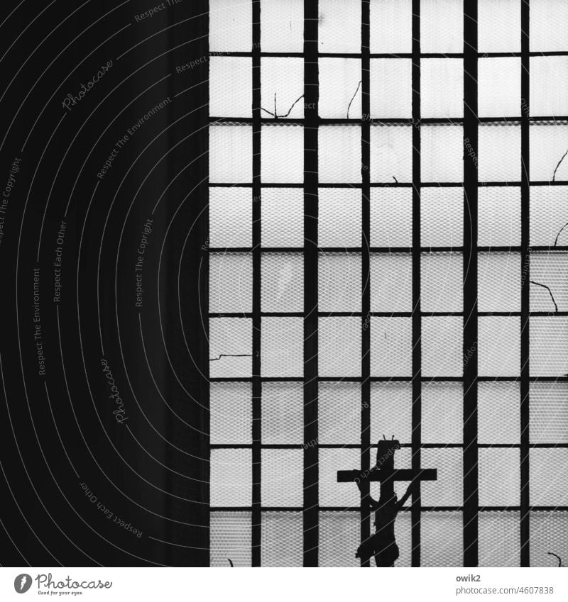 Stille Messe Kruzifix Jesus Christus Christliches Kreuz Kirchenfenster Innenaufnahme Detailaufnahme Christentum Religion & Glaube Hoffnung Fenster Glas