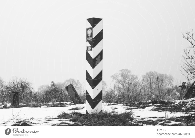 eine Polnische Grenzmarkierung an der Oder Grenze Polen polska Schnee s/w Schwarzweißfoto Außenaufnahme Menschenleer Tag b/w Einsamkeit ruhig Landschaft kalt