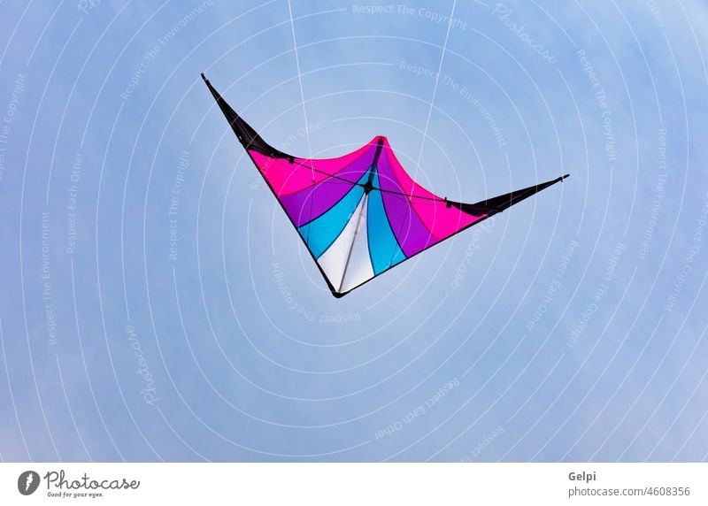 Bunte Drachen fliegen in den Himmel Milan Fliege Wind Sommer Freiheit Air Spaß spielen blau Schnur Leitwerke hoch frei Spielzeug Freizeit Hintergrund Farbe