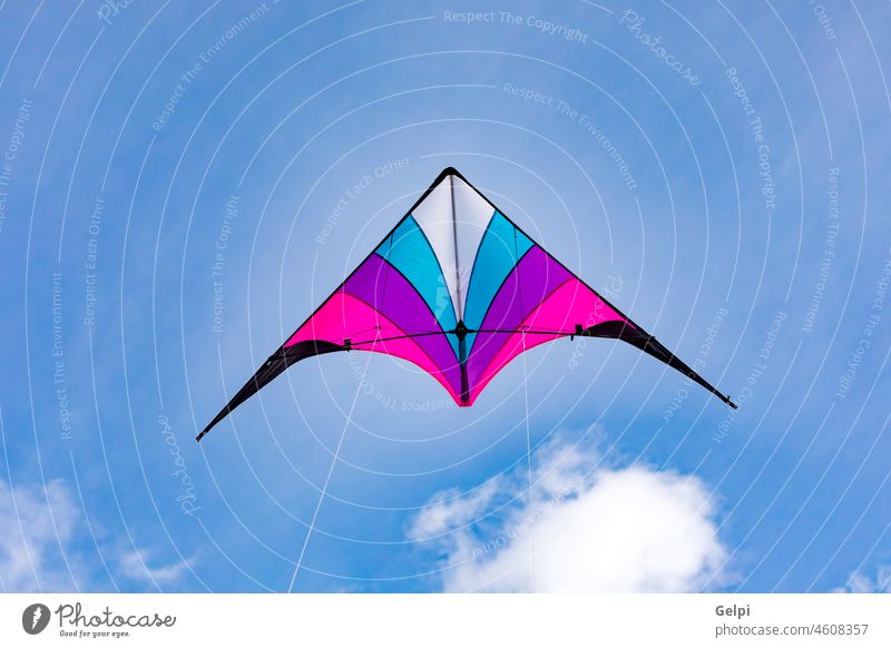 Bunte Drachen fliegen in den Himmel Milan Fliege Wind Sommer Freiheit Air Spaß spielen blau Schnur Leitwerke hoch frei Spielzeug Freizeit Hintergrund Farbe